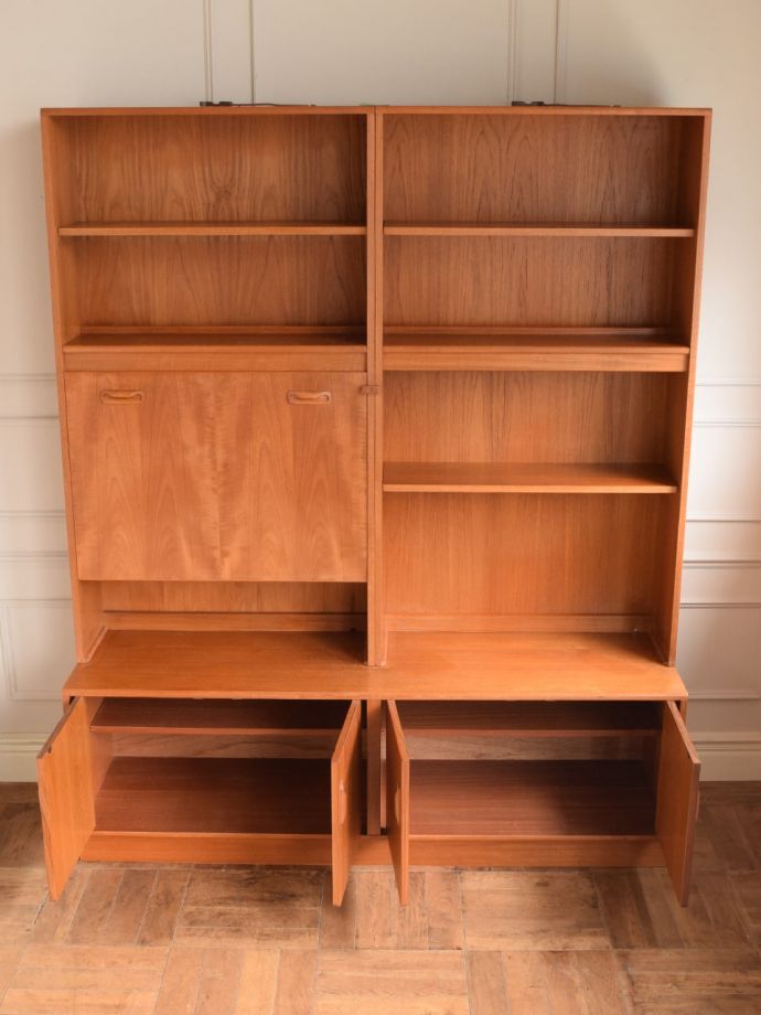 ビューロー アンティーク家具 アンティーク G-planウォールユニット 扉の奥はたっぷり収納扉を開けると、中にはたっぷりの収納。(k-2889-f)