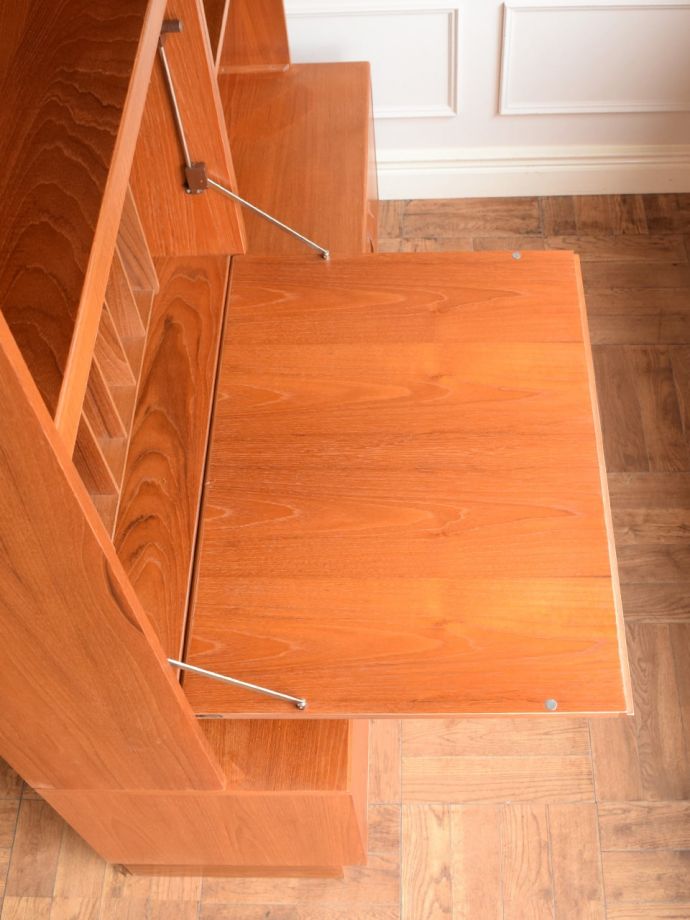 ビューロー アンティーク家具 アンティーク G-planウォールユニット 天板の塗装もキレイに仕上げましたヴィンテージの家具は修復方法が様々。(k-2889-f)