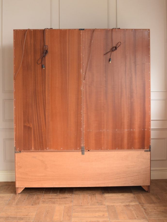 ビューロー アンティーク家具 アンティーク G-planウォールユニット もちろん後ろ姿もキレイですビンテージは新品ではないので、もちろん経年変化によるキズはあります。(k-2889-f)