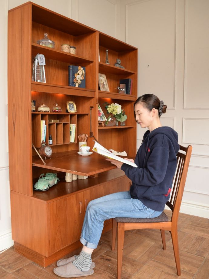 ビューロー アンティーク家具 アンティーク G-planウォールユニット モデル入り(座って) (k-2889-f)