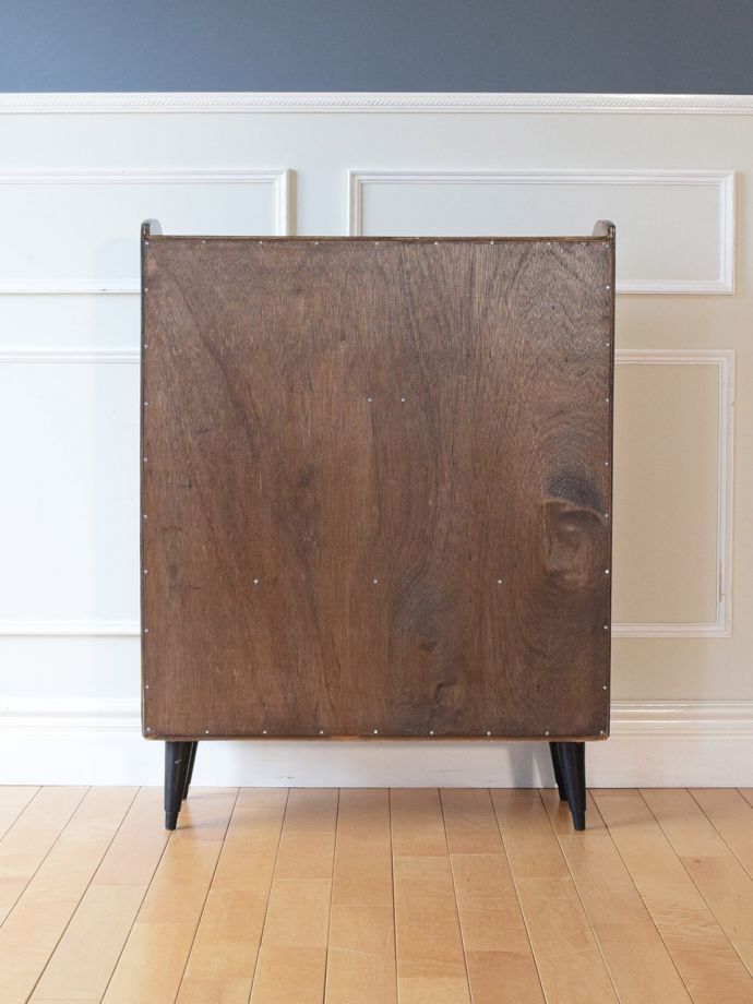 キャビネットの後ろ姿