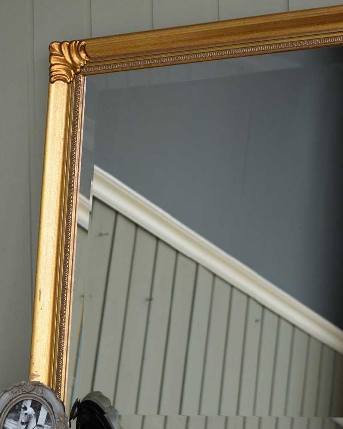 アンティーク ミラー（鏡）　アンティーク雑貨　イギリスで見つけた大きなゴールドのアンティーク モールディングミラー。見るたびにうっとりするモールディングの美しさ煌びやかなモールディングの縁取りが美しいアンティークのミラーは、覗き込む度に女性だったら誰もがワクワクしちゃう美しいデザインが一番の魅力です。(k-2890-z)