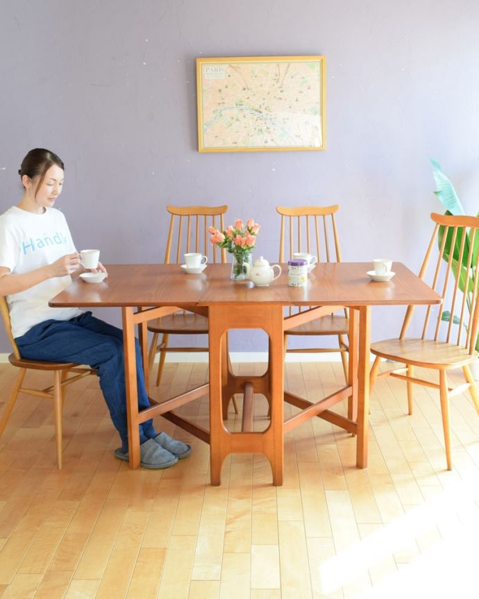 アンティークの折り畳み式テーブル