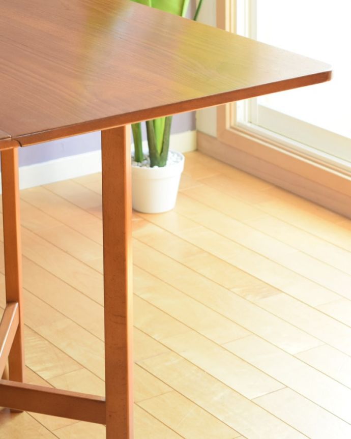 伸長式のおしゃれなアンティークテーブル