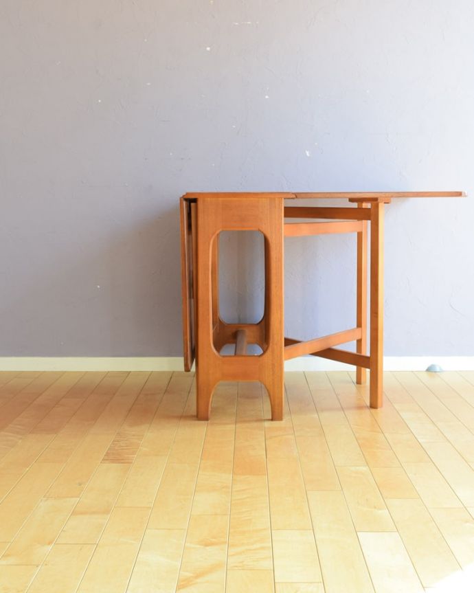 片足を開いた折り畳みテーブル