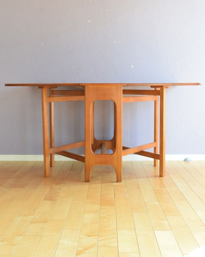 両足を広げた折り畳み式テーブル