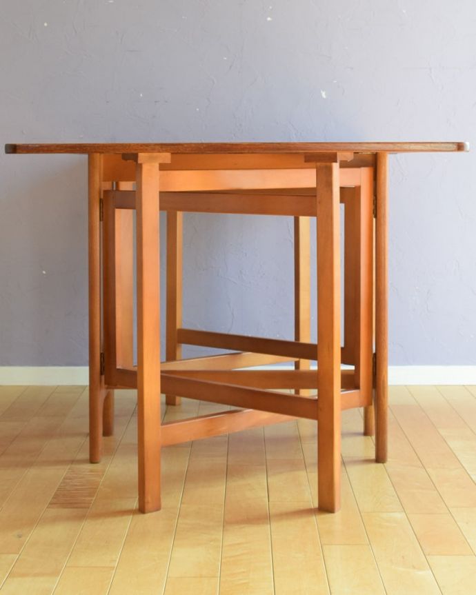 いろんな表情が楽しめるダイニングテーブル