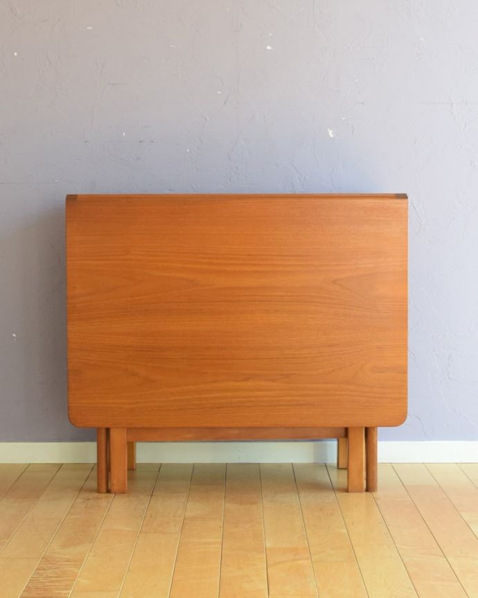 畳んだ時のゲートレッグテーブル