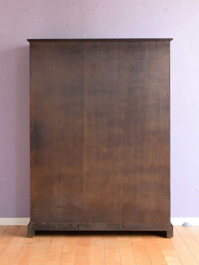 キャビネットの後ろ姿