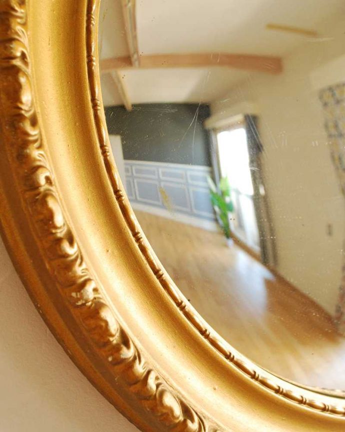 アンティーク ミラー(鏡) アンティーク雑貨 ゴールドのフレームが美しい、オーバルデザインのアンティークの凸型ミラー。見るたびにうっとりするモールディングの美しさ煌びやかなモールディングの縁取りが美しいアンティークのミラーは、覗き込む度に女性だったら誰もがワクワクしちゃう美しいデザインが一番の魅力です。(k-2894-z)
