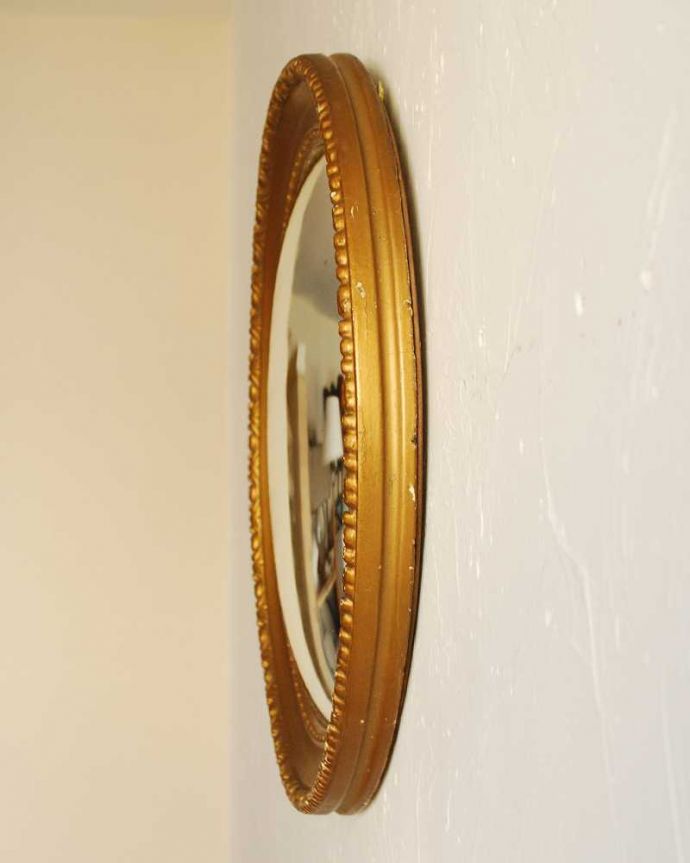 アンティーク ミラー(鏡) アンティーク雑貨 ゴールドのフレームが美しい、オーバルデザインのアンティークの凸型ミラー。横から見ると…アンティークなので多少のキズ・汚れがある場合がありますがキレイなものを買い付けてきたのでご使用上問題はありません。(k-2894-z)