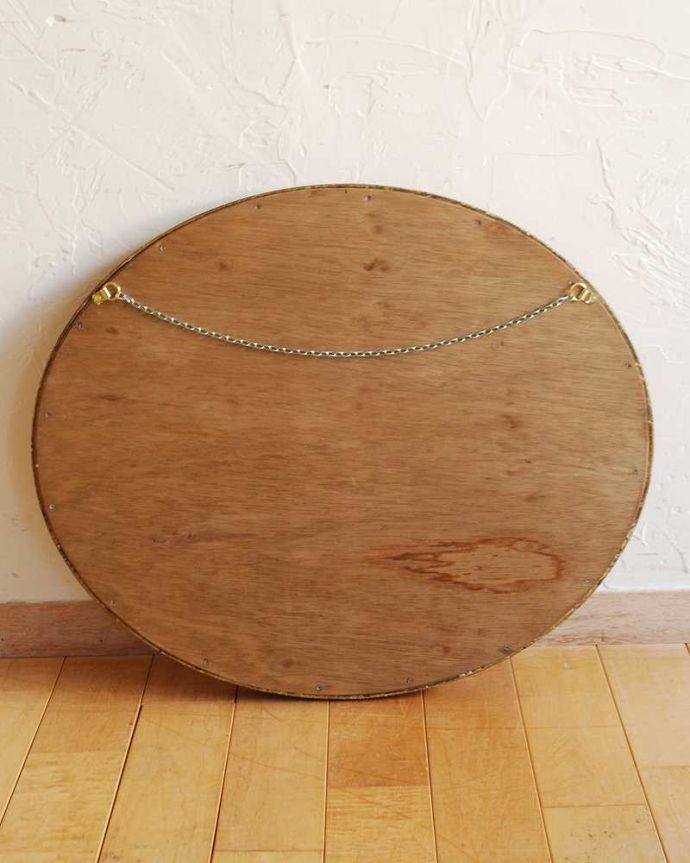 アンティーク ミラー(鏡) アンティーク雑貨 ゴールドのフレームが美しい、オーバルデザインのアンティークの凸型ミラー。裏側を見てみると…修復の際、金具をしっかり取り付けたので安心してお使い下さい。(k-2894-z)