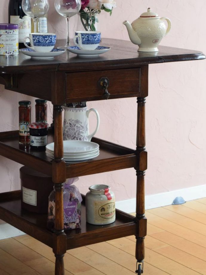 アンティーク家具らしさが漂うワゴン