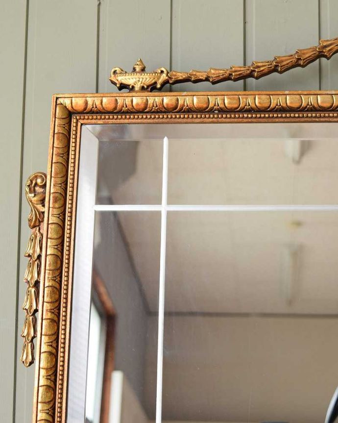 アンティーク ミラー（鏡）　アンティーク雑貨　大きくて存在感たっぷり、豪華なゴールドのアンティーク モールディングミラー。見るたびにうっとりするモールディングの美しさ煌びやかなモールディングの縁取りが美しいアンティークのミラーは、覗き込む度に女性だったら誰もがワクワクしちゃう美しいデザインが一番の魅力です。(k-2895-z)