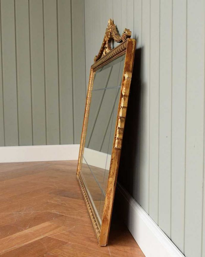 アンティーク ミラー（鏡）　アンティーク雑貨　大きくて存在感たっぷり、豪華なゴールドのアンティーク モールディングミラー。横から見ると…アンティークなので多少のキズ・汚れがある場合がありますがキレイなものを買い付けてきたのでご使用上問題はありません。(k-2895-z)