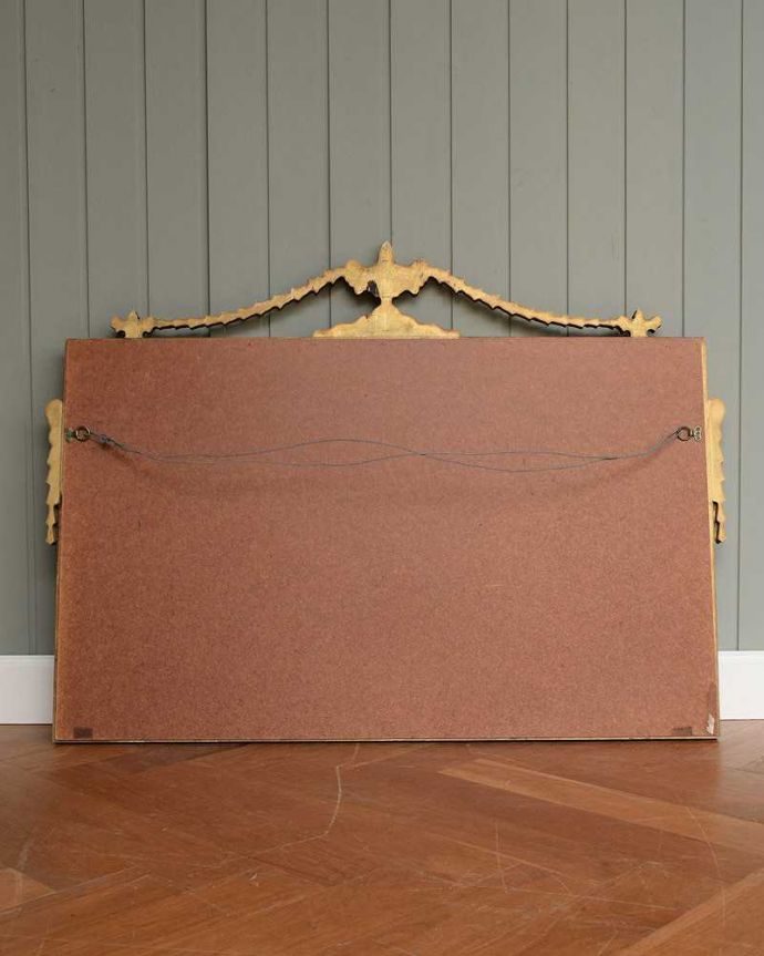 アンティーク ミラー（鏡）　アンティーク雑貨　大きくて存在感たっぷり、豪華なゴールドのアンティーク モールディングミラー。裏側を見てみると…修復の際、金具をしっかり取り付けたので安心してお使い下さい。(k-2895-z)