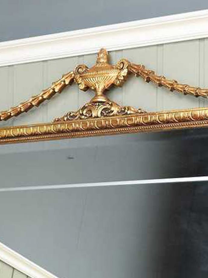アンティーク ミラー（鏡）　アンティーク雑貨　大きくて存在感たっぷり、豪華なゴールドのアンティーク モールディングミラー。美しいモチーフ見ているだけで優雅な気分になっちゃうトップの装飾。(k-2895-z)