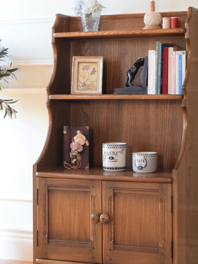 アンティーク家具　アンティーク アーコールブックシェルフ　扉収納も付いている実力派オープン棚だけじゃなく扉も付いているので、見せたくないものは扉部分に入れて閉じてしまえばスッキリ収納できます。(k-2896-f)