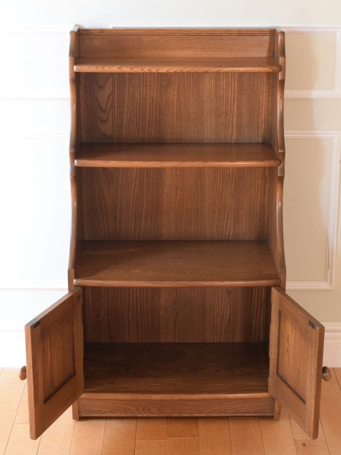 アンティーク家具　アンティーク アーコールブックシェルフ　扉の中を開けみると･･･閉じれば見えない扉の中も、もちろん専門の職人がキレイに修復しました。(k-2896-f)