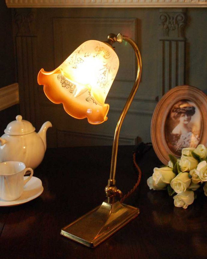 スタンドライト　アンティーク雑貨　お花のガラスシェード付き、アンティークテーブルランプ、真鍮製スタンドライト(E17シャンデリア球付き)。。(k-2896-z)