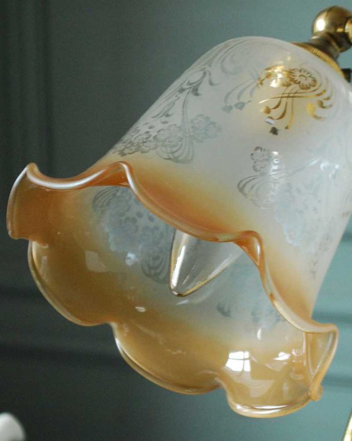 スタンドライト　アンティーク雑貨　お花のガラスシェード付き、アンティークテーブルランプ、真鍮製スタンドライト(E17シャンデリア球付き)。。(k-2896-z)