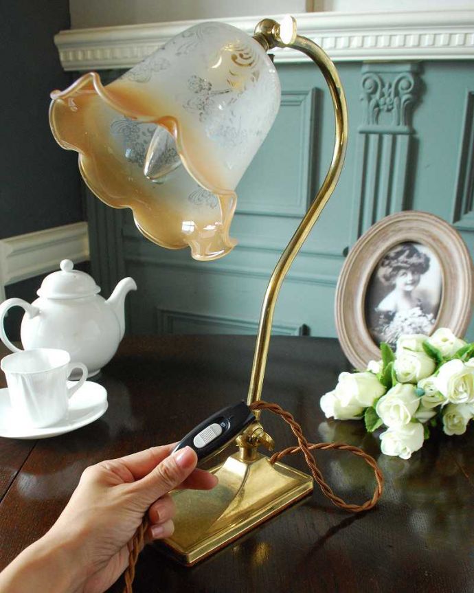 スタンドライト　アンティーク雑貨　お花のガラスシェード付き、アンティークテーブルランプ、真鍮製スタンドライト(E17シャンデリア球付き)。。(k-2896-z)