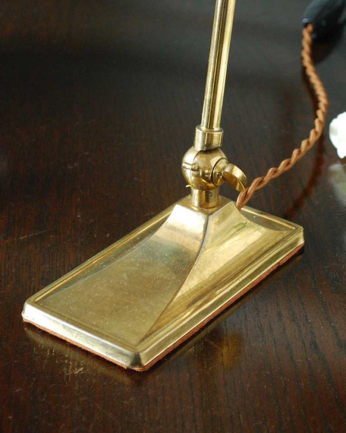 スタンドライト　アンティーク雑貨　お花のガラスシェード付き、アンティークテーブルランプ、真鍮製スタンドライト(E17シャンデリア球付き)。。(k-2896-z)