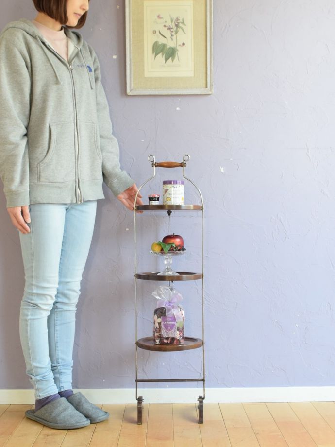 アンティーク家具 アンティーク ケーキスタンド 英国アフタヌーンティーのために作られた家具19世紀末に屋外でのアフタヌーンティーを楽しむために作られた木製のケーキスタンド。(k-2897-f)