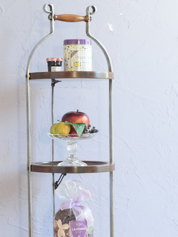 アンティーク家具 アンティーク ケーキスタンド 自分流の使い方で自由に楽しめますもともとお皿を乗せて運んで使っていた小さなアンティーク家具。(k-2897-f)