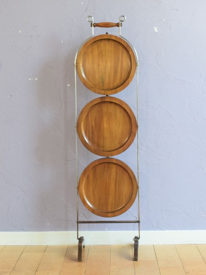 アンティーク家具 アンティーク ケーキスタンド 畳むとこんなにコンパクト正面から見るとスクリーンのように見える姿もなんだか上品です。(k-2897-f)