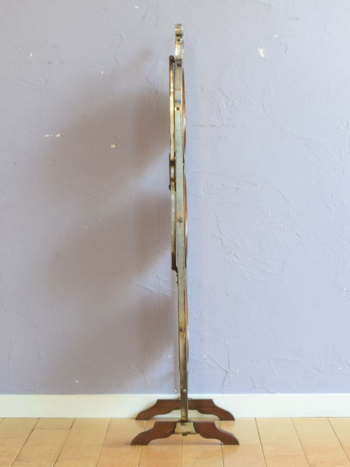 アンティーク家具 アンティーク ケーキスタンド こんなにコンパクト畳むとこんなにコンパクトなサイズになるので、狭い場所にも片付けられます。(k-2897-f)