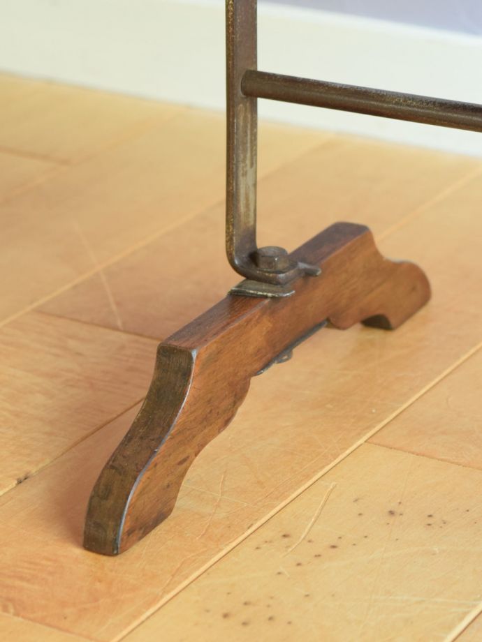 アンティーク家具 アンティーク ケーキスタンド Handleの家具の脚の裏には・・・フェルトキーパーを貼ってお送りしていますので引きずっても床にキズが付きません。(k-2897-f)