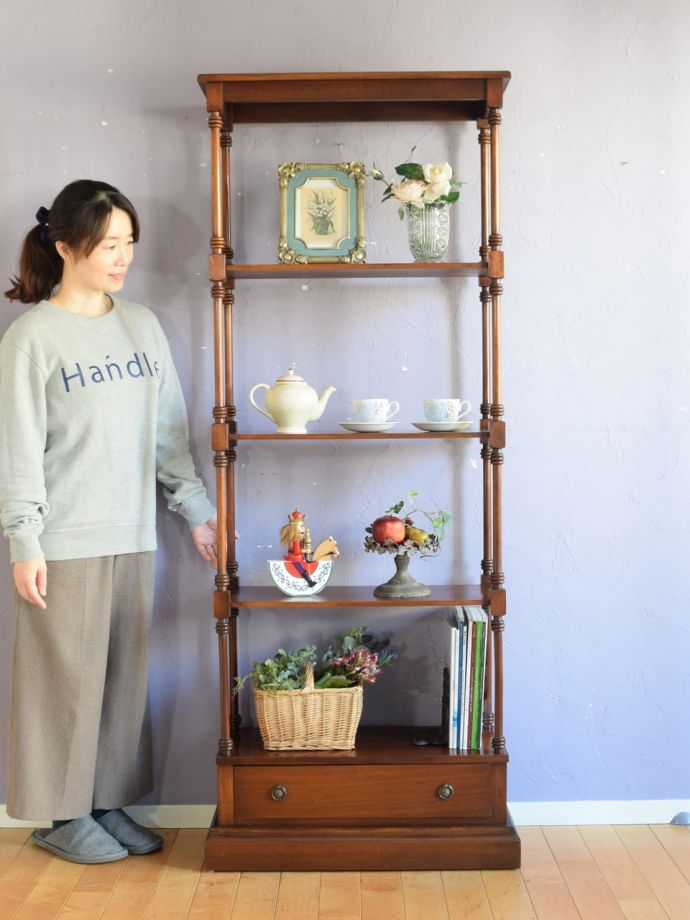 アンティークのオープンシェルフ