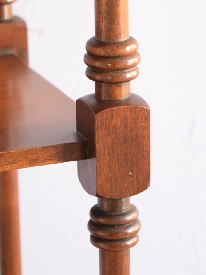 英国アンティーク家具らしい装飾