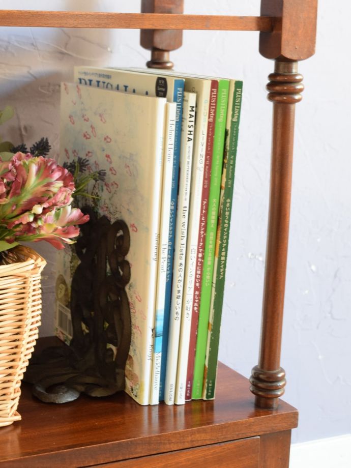 収納たっぷりのオープンシェルフ