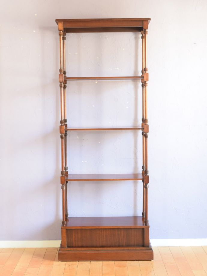 オープンシェルフの後ろ姿