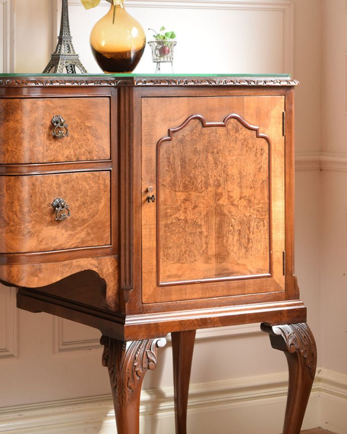 アンティークのキャビネット　アンティーク家具　アンティーク サイドボード　アンティークだから手に入れることが出来る素材感今の時代、なかなか手に入れることが出来ない木目の美しさにうっとり。(k-2900-f)