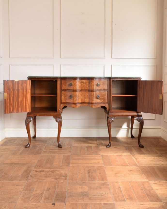 アンティークのキャビネット　アンティーク家具　アンティーク サイドボード　扉の奥にはたっぷりの収納。(k-2900-f)