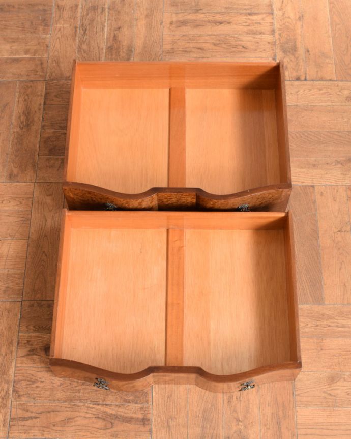 アンティークのキャビネット　アンティーク家具　アンティーク サイドボード　引き出しの中もキレイに修復しましたもともとカトラリーを入れて使っていた引き出し。(k-2900-f)