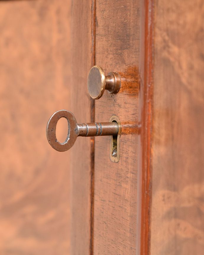 アンティークのキャビネット　アンティーク家具　アンティーク サイドボード　アンティークらしい素敵な取っ手デザインが美しい取っ手。(k-2900-f)