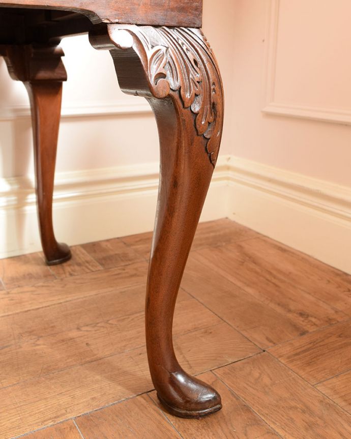 アンティークのキャビネット　アンティーク家具　アンティーク サイドボード　女性1人でラクラク運べちゃう仕掛けHandleのアンティークは、脚の裏にフェルトキーパーをお付けしています。(k-2900-f)