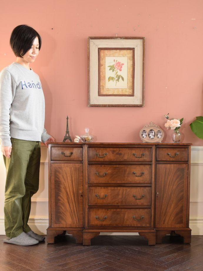 英国アンティークのサイドボード