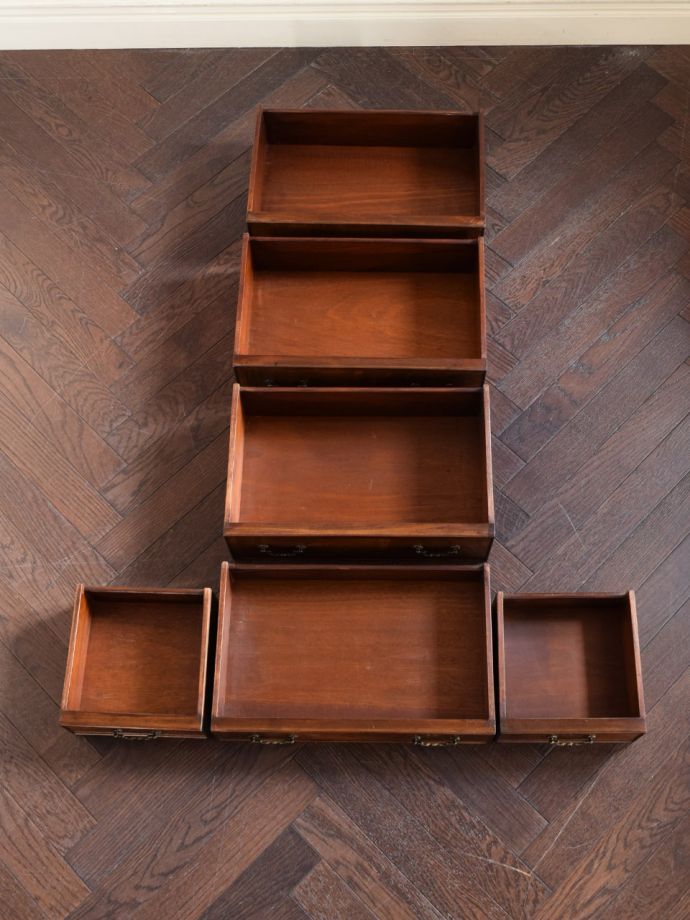 サイドボードの引き出しの中