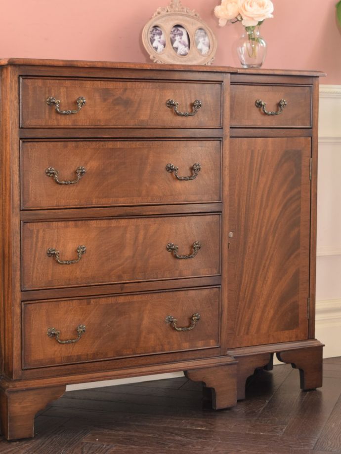 アンティーク家具らしい美しい杢目