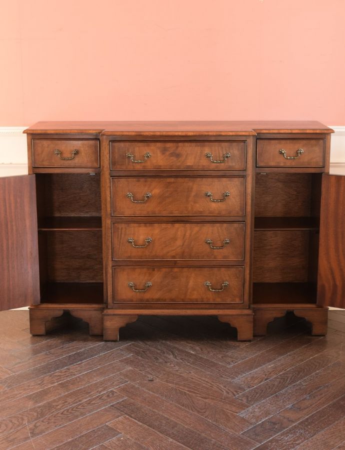 アンティークサイドボードの扉の中