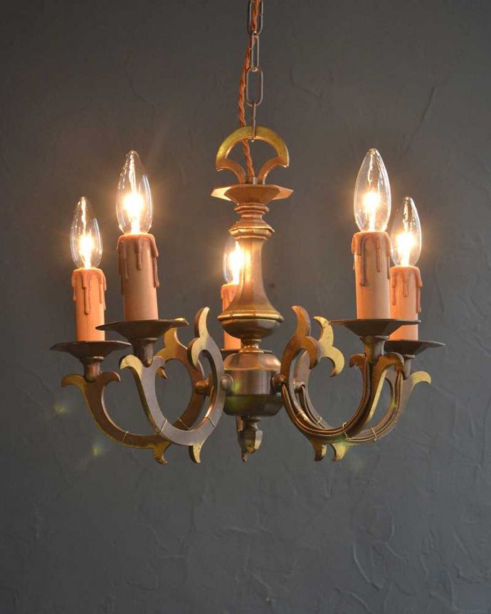 シャンデリア　照明・ライティング　フランスで見つけた真鍮製シャンデリア（5灯）（Ｅ17シャンデリア球付）。。(k-2901-z)