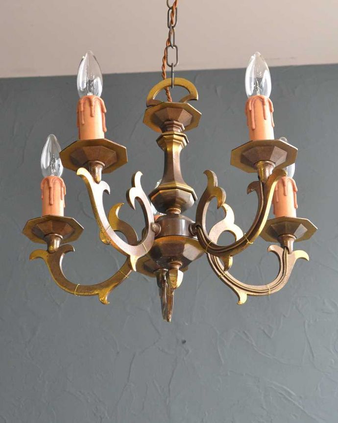 シャンデリア　照明・ライティング　フランスで見つけた真鍮製シャンデリア（5灯）（Ｅ17シャンデリア球付）。。(k-2901-z)