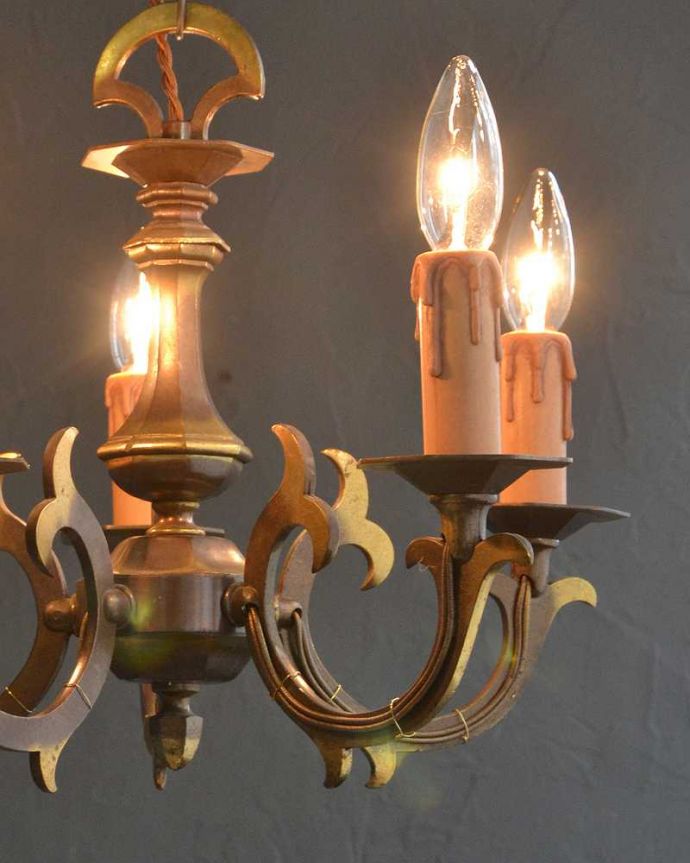 シャンデリア　照明・ライティング　フランスで見つけた真鍮製シャンデリア（5灯）（Ｅ17シャンデリア球付）。。(k-2901-z)
