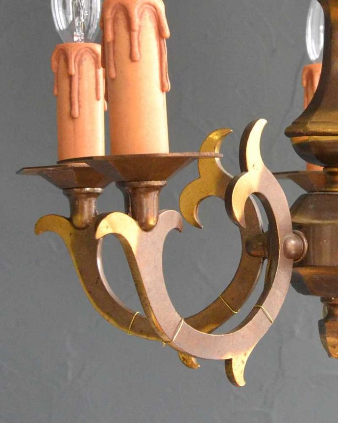 シャンデリア　照明・ライティング　フランスで見つけた真鍮製シャンデリア（5灯）（Ｅ17シャンデリア球付）。。(k-2901-z)