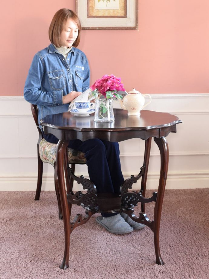 アンティークのオケージョナルテーブル